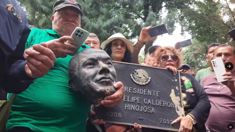 Ex trabajadores de Luz y Fuerza del Centro decapitaron la estatua del ex Presidente Felipe Calderón Hinojosa que estaba colocada en el Complejo Cultural Los Pinos.