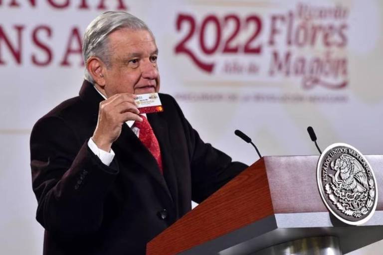 AMLO presenta declaración patrimonial; cobra pensión de adultos mayores