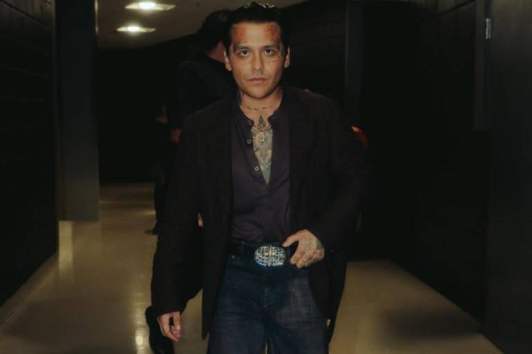 Realiza Christian Nodal nueva sesión para borrar sus tatuajes