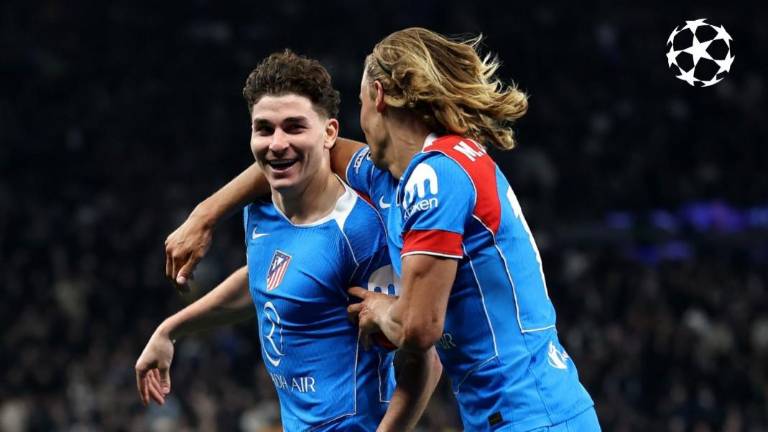 Julián Álvarez anotó uno de los goles en la derrota del Atlético de Madrid en Londres, que sin embargo, no les evitó avanzar de ronda.