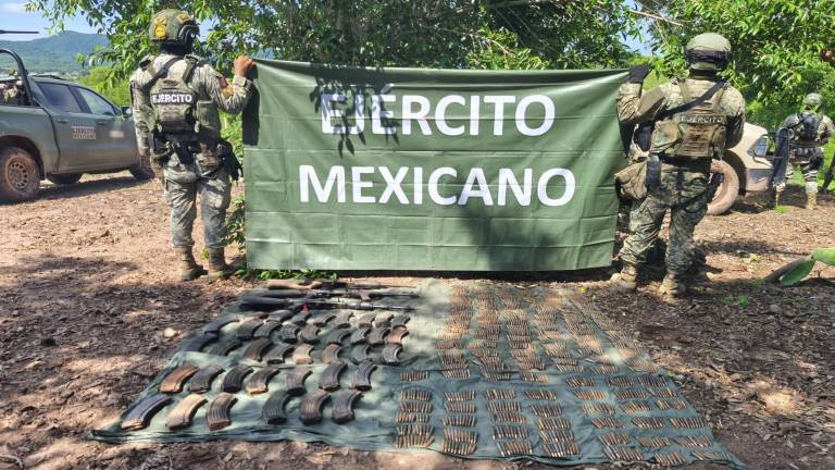 Elementos del Ejército resguardan el arsenal asegurado en Tepuxta, Concordia.