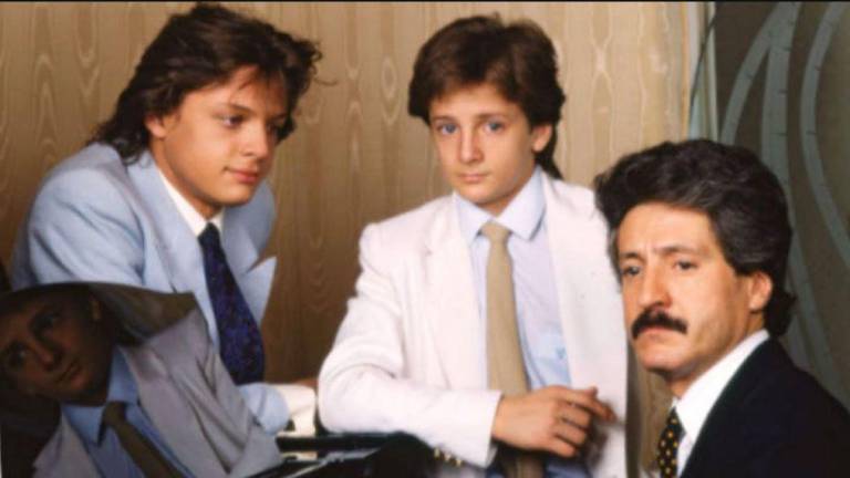 Luis Miguel junto a su hermano Alejandro y su papá Luisito Rey.