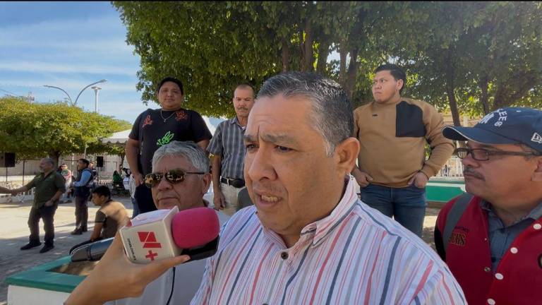 Uno de los manifestantes explicó que la exigencia responde al incumplimiento de un derecho laboral establecido en el contrato colectivo.