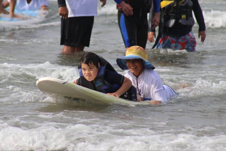 Realizan tercera clínica de Olas para Todos, en Playa Bonita