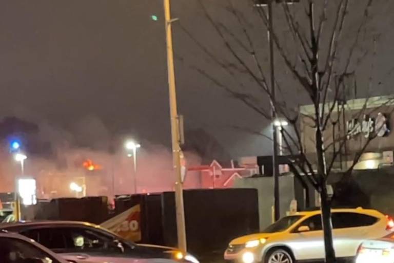 Se desploma avioneta en zona urbana de Filadelfia, Estados Unidos