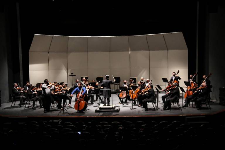 Aplauden a Jacob Tapia como director huésped de la OSSLA en memorable concierto