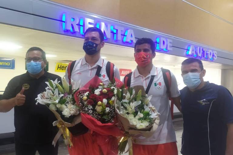 Josué Gastón Gaxiola y José Luis Rubio son recibidos por amigos y familiares en Culiacán tras participar en Tokio 2020