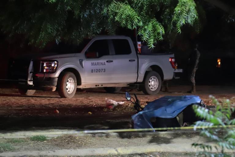 Asesinan a balazos a hombre mientras estaba sobre su motocicleta en Mazatlán