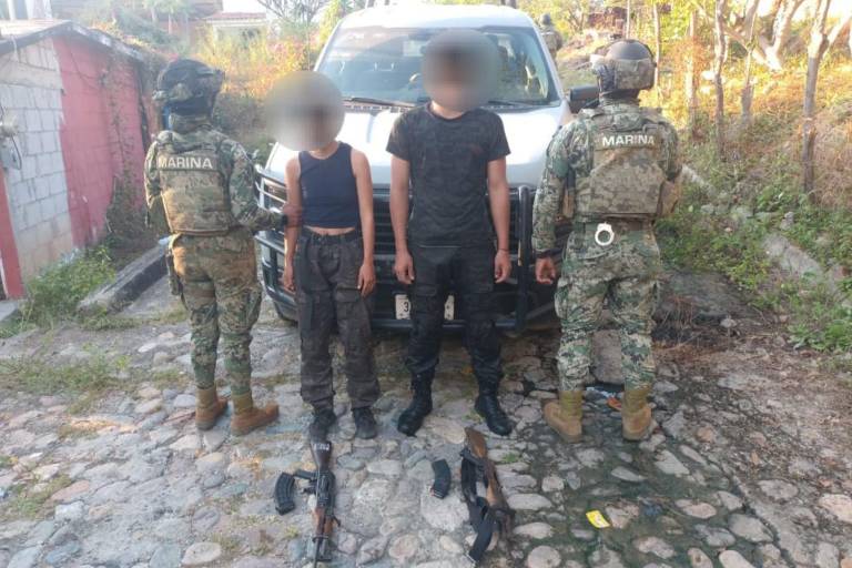 Marina detiene a 2 personas y asegura 2 vehículos en Copala, Concordia