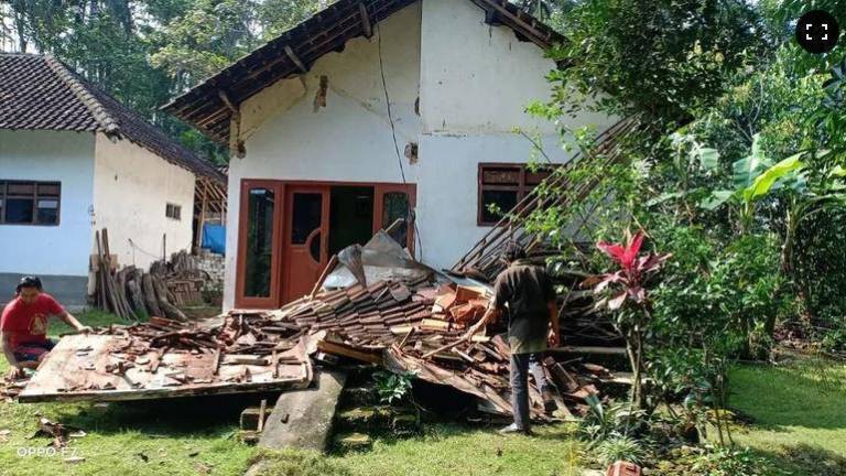 Por el sismo fueron desalojadas varias aldeas de la isla de Java.