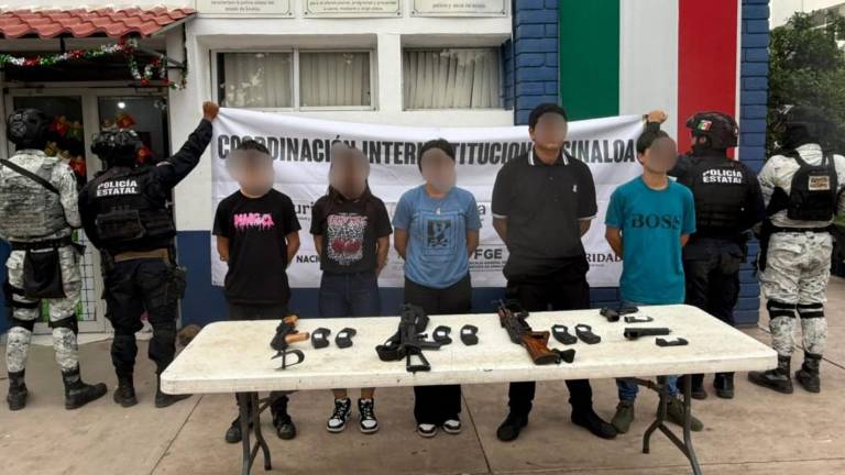 Dos menores fueron detenidos junto a tres personas más con arsenal en colonia Loma Verde.