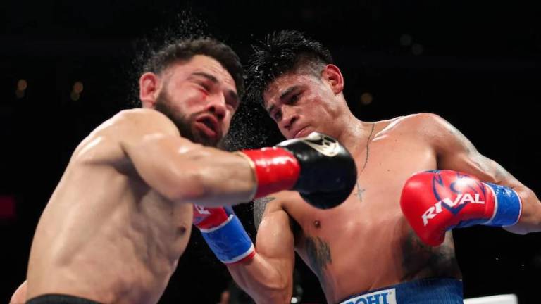 Eduardo “Sugar” Núñez (izq.) mostró pundonor, pero terminó cayendo por nocaut.