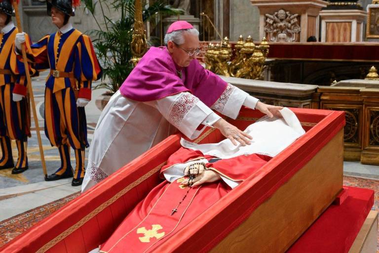 Cierran féretro del Papa Francisco; 250 mil fieles acudieron a despedirlo