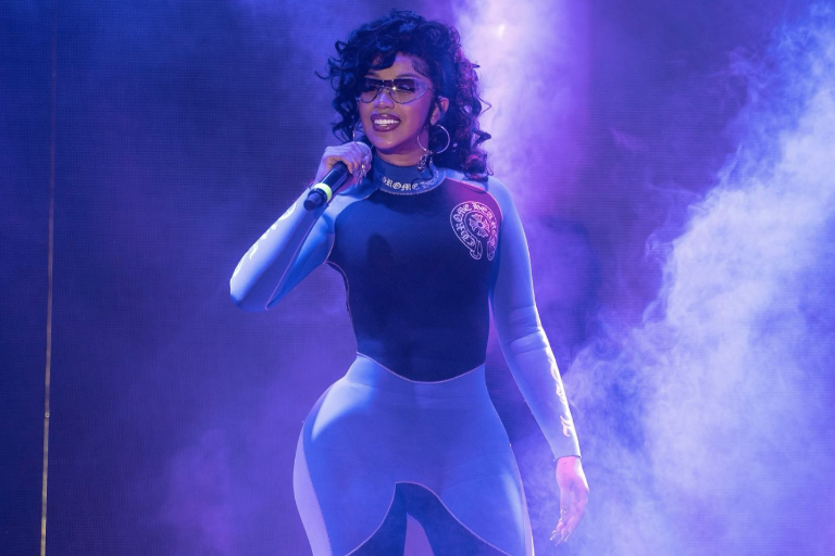 Agreden a Cardi B en concierto y ella se defiende