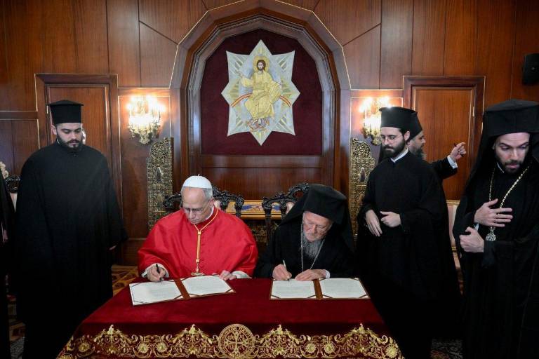 Nunca usar el nombre de Dios para justificar guerras y violencia: León XIV y Bartolomé