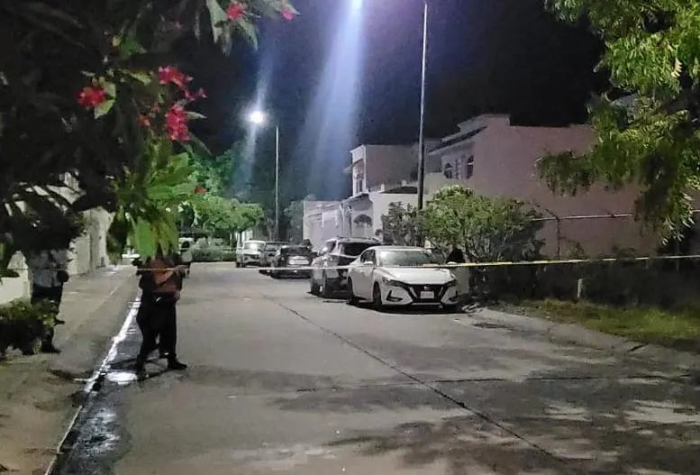 $!Incendio afecta dos vehículos en el fraccionamiento Alameda de Mazatlán; se presume fue provocado