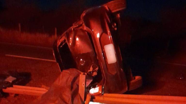 El vehículo Nissan March quedó volcado sobre la carretera México 15 tras el fuerte impacto vial.