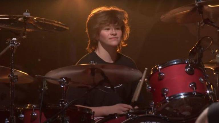 Hijo de Taylor Hawkins rinde homenaje a su padre y toca la batería con Foo Fighters