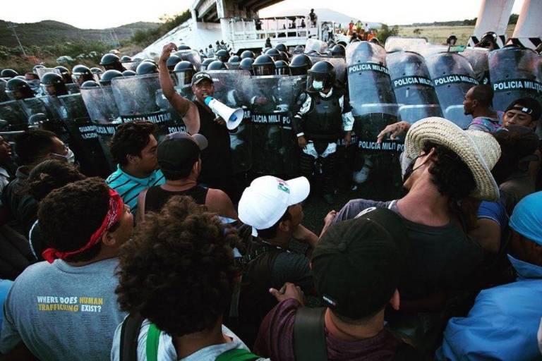 Gobierno defiende retenes contra caravana migrante y culpa a activista de enfrentamientos