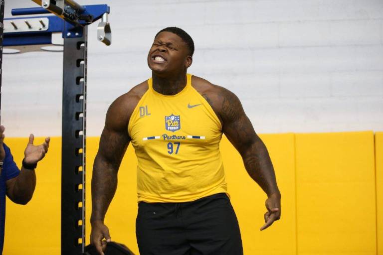 Novato Jaylen Twyman de Vikings recibe cuatro disparos de arma de fuego