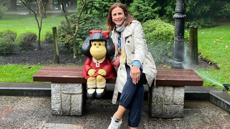 Rosy Fuentes de Ordaz festeja hoy su cumpleaños. Aquí junto a la escultura de Mafalda, la única dedicada a este personaje de Quino en España, y que se encuentra ubicada en el Campo de San Francisco de Oviedo de Asturias.