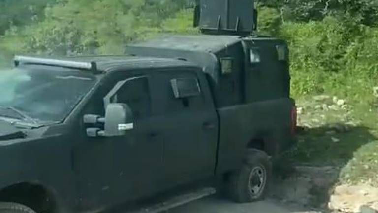 En redes sociales comenzó a circular un video donde se muestra una camioneta abandonada sobre un camino de terracería, al parecer con blindaje artesanal.