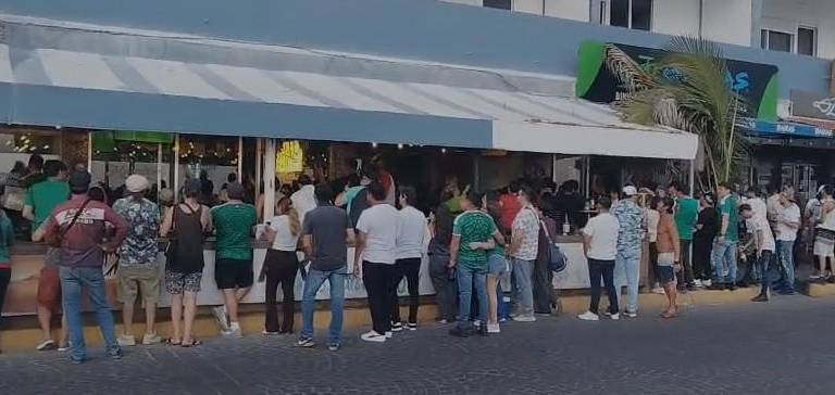 Aficionados mazatlecos celebraron con todo el gol de Julián Quiñones, que mantiene con vida a México en su encuentro ante Inglaterra por los octavos de final del Mundial.