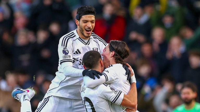 Fulham y Liverpool empatan 2-2 con asistencia de lujo de Raúl Jiménez