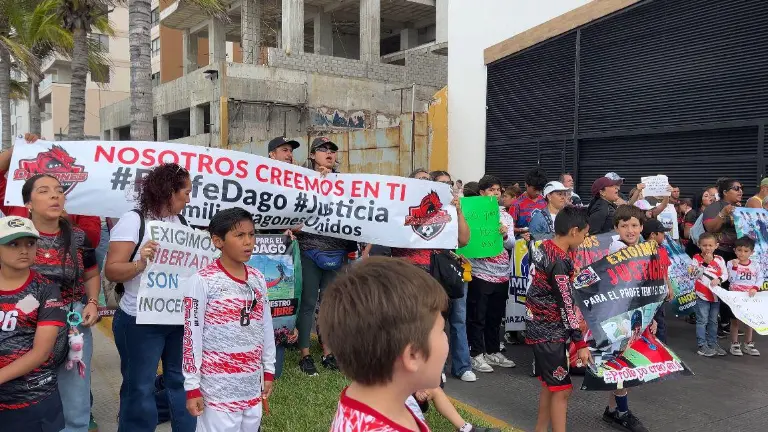 Los manifestantes, tras el diálogo, liberaron el carril de sur a norte y se colocaron en el camellón.