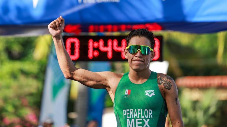 Aram Peñaflor, seleccionado de triatlón, celebra al cruzar la meta en Costa del Sol de Juegos Centroamericanos 2023.