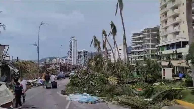 Una de las avenidas principales de Acapulco muestra los daños que dejó el huracán Otis.