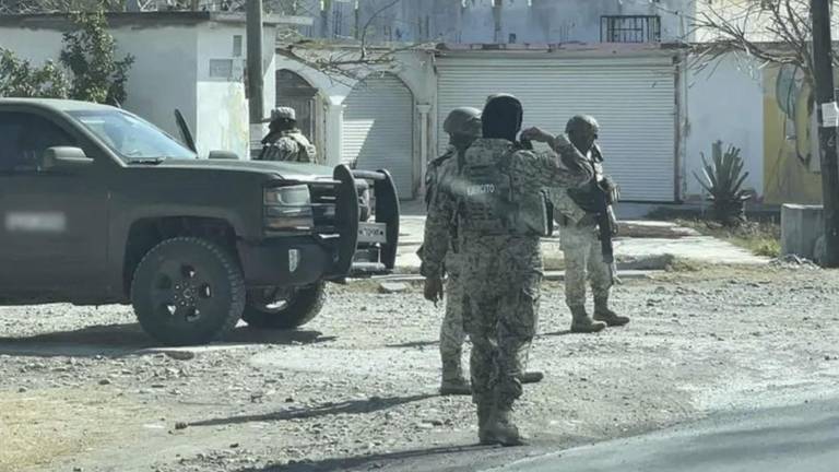 Personal militar en el Ejido Sandoval, en Matamoros, durante un operativo de este jueves.