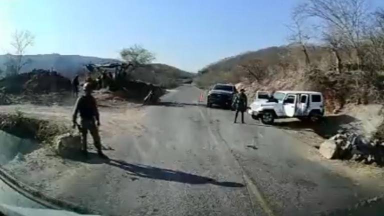 En cobertura de gira presidencial, hombres armados detienen a la prensa en Badiraguato