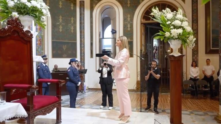 La Presidenta de Costa Rica, Laura Virginia Fernández, colocó su banda presidencial a los pies de la Virgen de los Ángeles al inicio de su mandato.