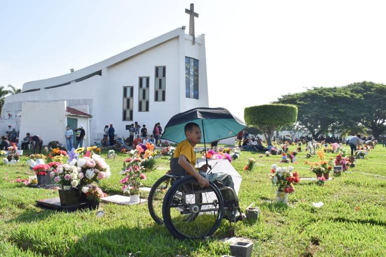 ‘Siempre los recuerda uno’, familiares acuden a panteones de Mazatlán a pasar el día con sus seres queridos