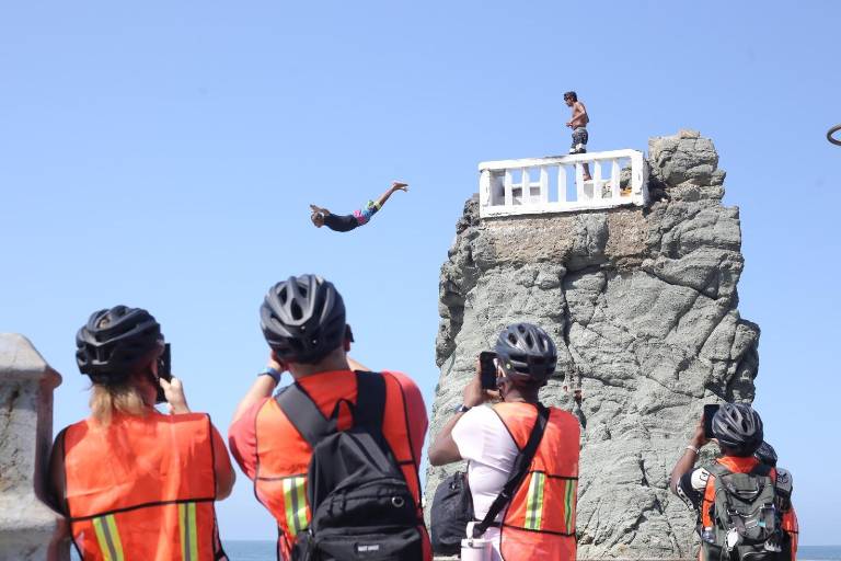 Turistas que llegaron a Mazatlán a bordo del crucero Discovery Princcess aprecian uno de los lanzamientos del clavadista.