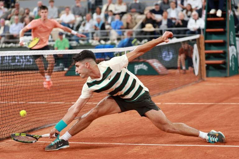 Carlos Alcaraz recupera la alegría en Roland Garros