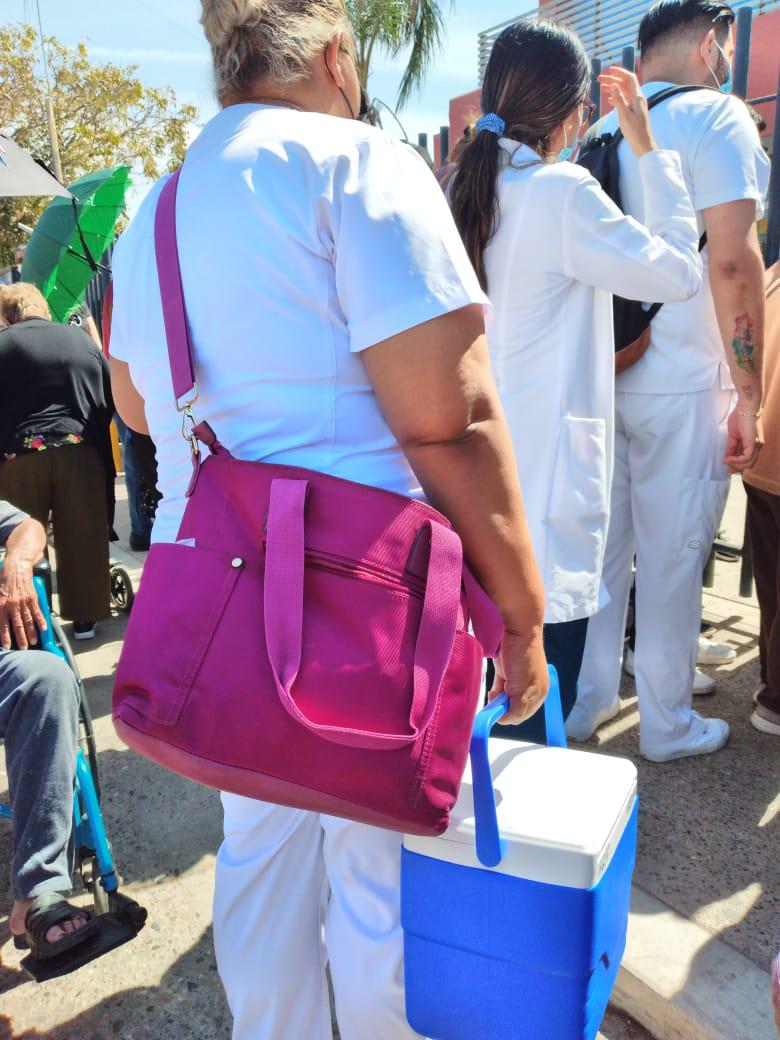 $!Con retrasos, desorganización y reclamos, inicia en Mazatlán la vacunación contra el Covid-19