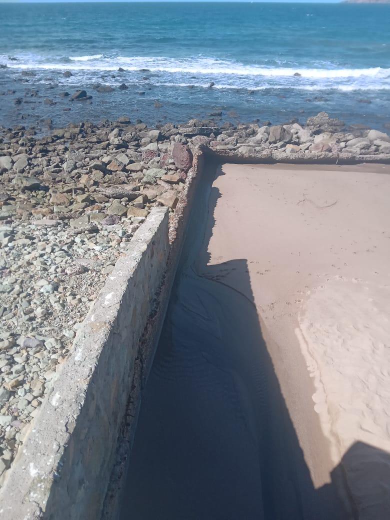 $!De nuevo, corren aguas por colector Roosevelt hacia playa Olas Altas, en Mazatlán