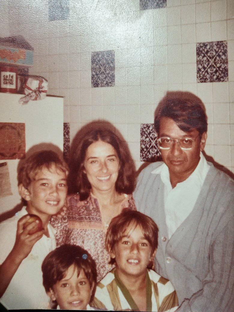 $!El escritor acompañado de su esposa y sus hijos.