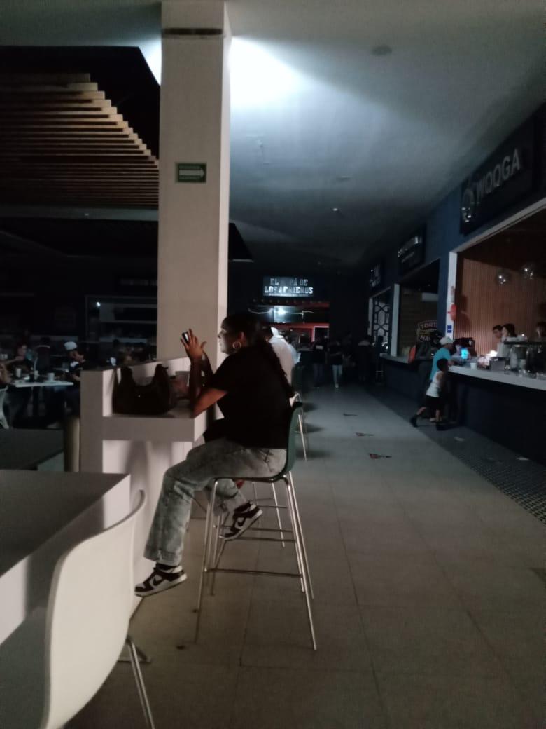 $!Apagón paraliza actividad comercial en zona de Mazatlán