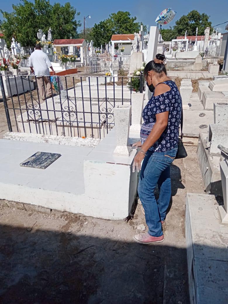 $!Familias acuden al panteón San Juan de Rosario, a llevar flores a sus difuntos