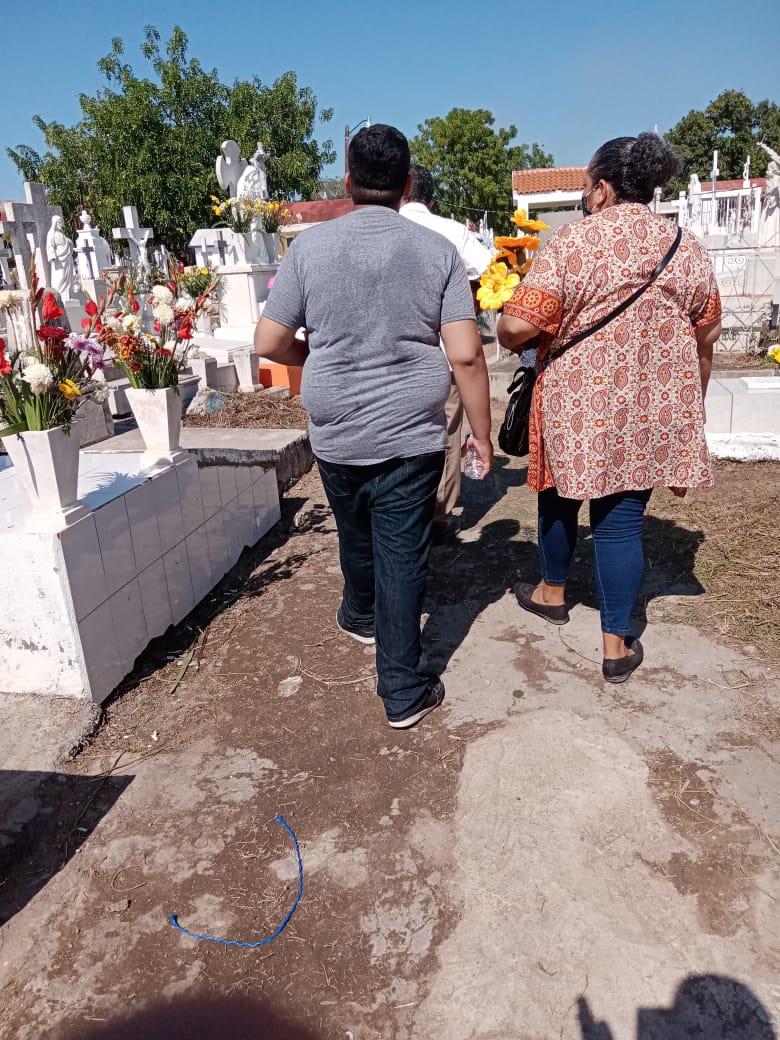 $!Familias acuden al panteón San Juan de Rosario, a llevar flores a sus difuntos