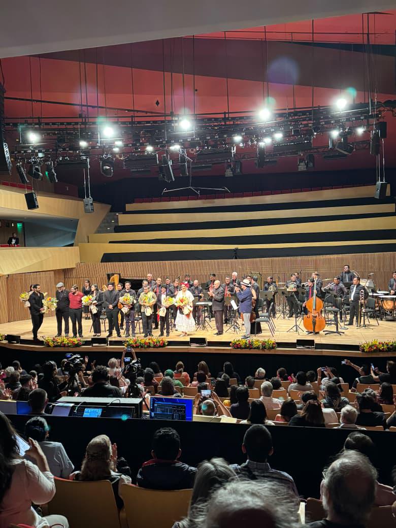 $!Una ovación recibe la compositora mazatleca.