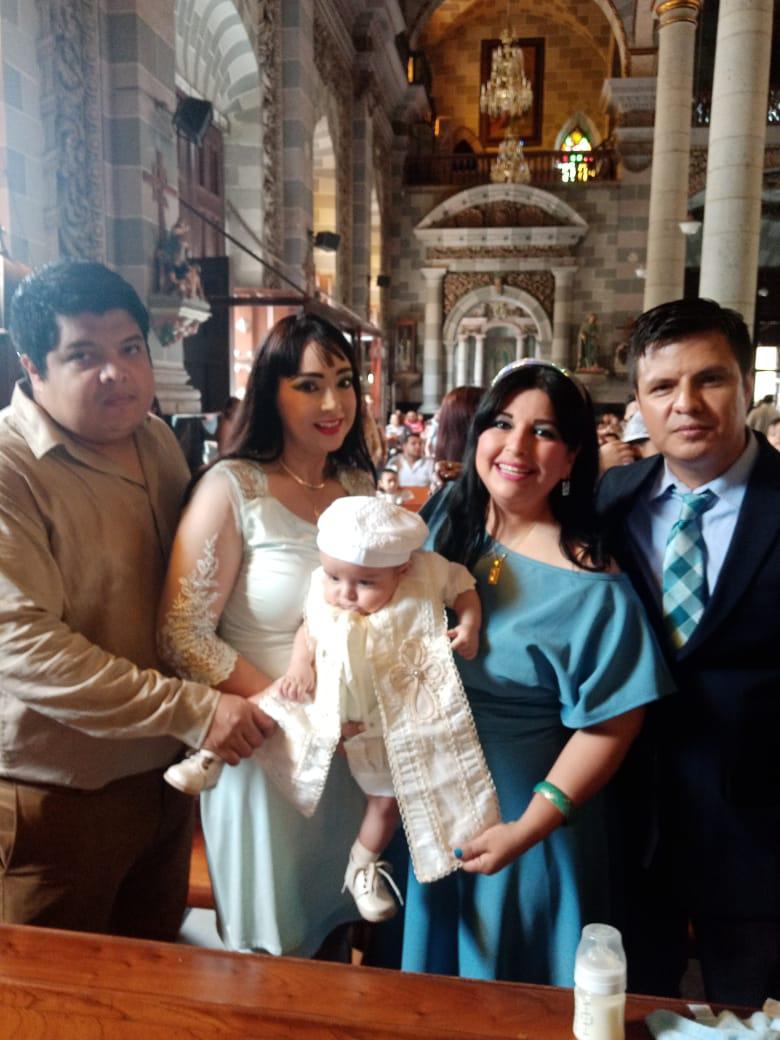 $!Francisco Rivera, Rosa Alicia León, el pequeño André, y sus papás, María Julieta Rodríguez Lomelí y Gerardo Venegas.