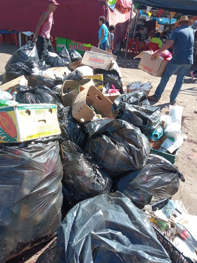 $!Retiran 70 toneladas de basura en playa, tras culminar Fiestas del Mar de las Cabras
