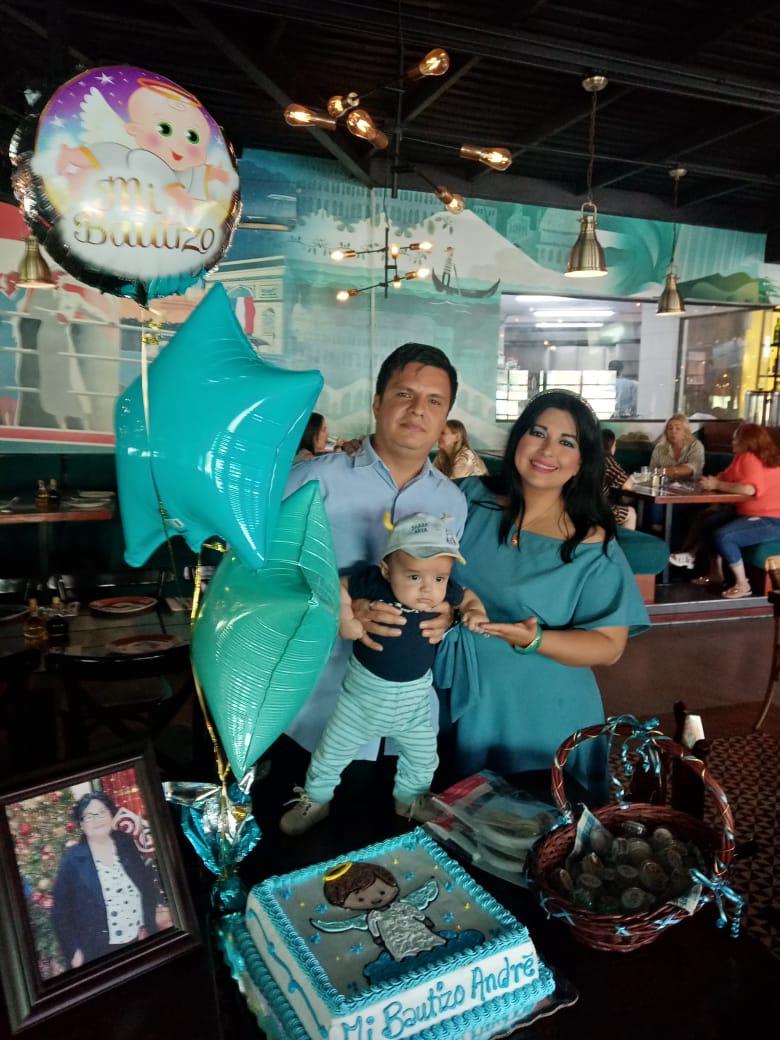 $!André Lomelí junto a sus padres Gerardo Venegas Millán y María Julieta Rodríguez Lomeli.