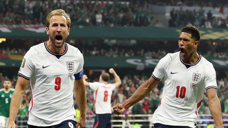 El capitán de Inglaterra (izq.) terminó afónico tras la victoria 3-2 sobre México en los octavos de final del Mundial 2026.