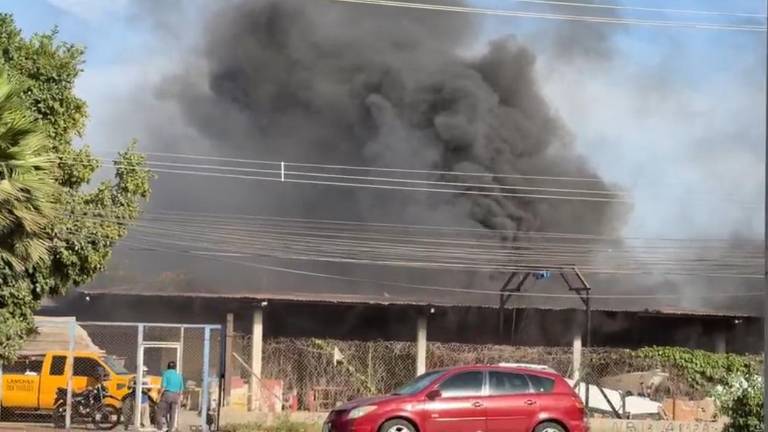 Bomberos y corporaciones de auxilio trabajaron para controlar el incendio registrado en un taller y bodega de embarcaciones en Los Mochis.