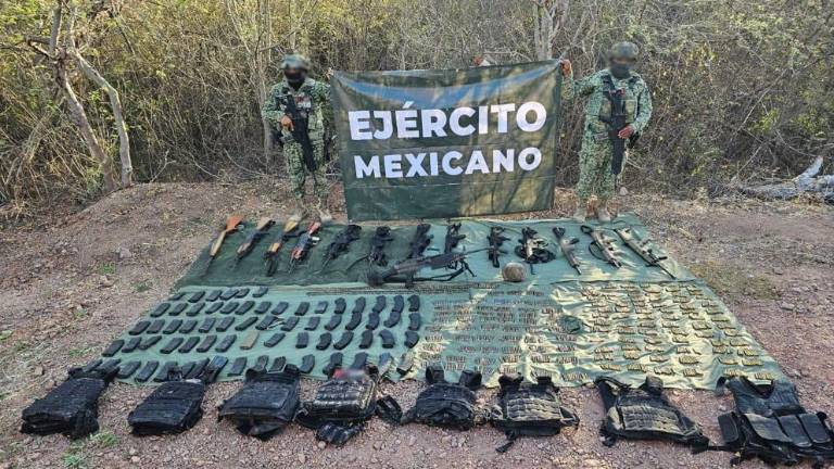 Elementos del Ejército resguardan el armamento asegurado en el poblado de El Guasimal.